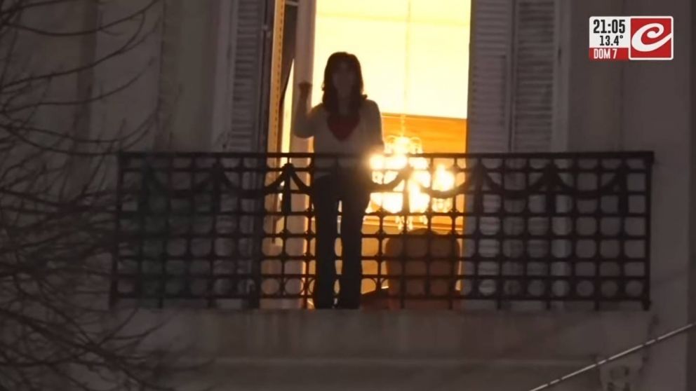 Cristina Kirchner salió al balcón de su departamento a saludar a los militantes y festejar el triunfo de Fuerza Patria.