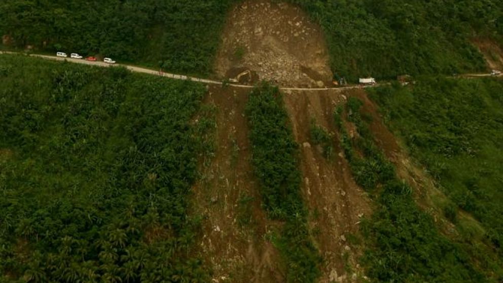 Las personas abandonan sus casas y se dirigen hacia sitios seguros.