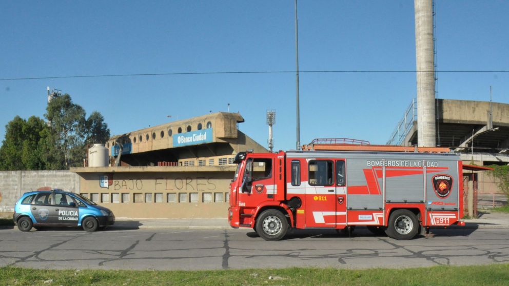 Bomberos y Policía de la Ciudad trabajaron en el estadio (Fotos de Pablo Villán - Crónica).