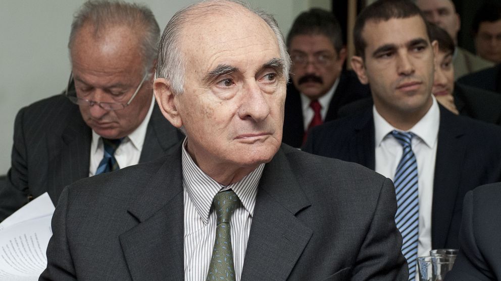 De la Rúa sigue "grave" y con respirador