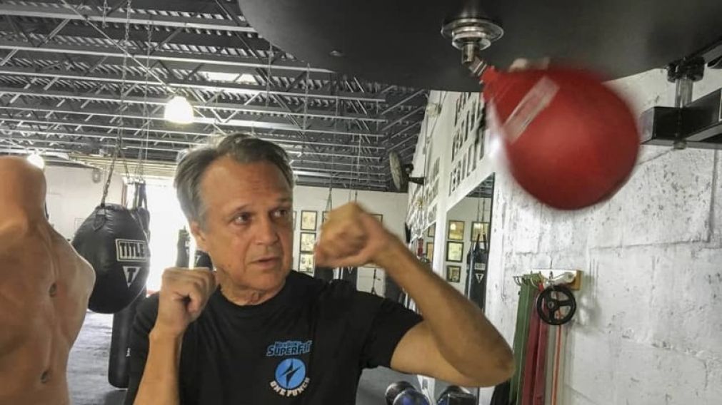 Asaltó a campeón de kick boxing y se comió flor de paliza