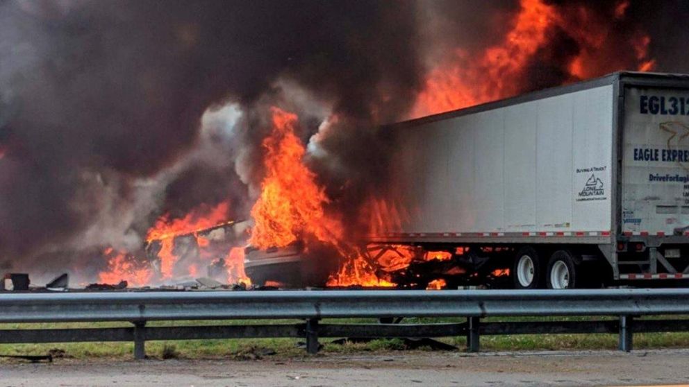 El choque causó un incendio que los bomberos tardaron horas en apagar.
