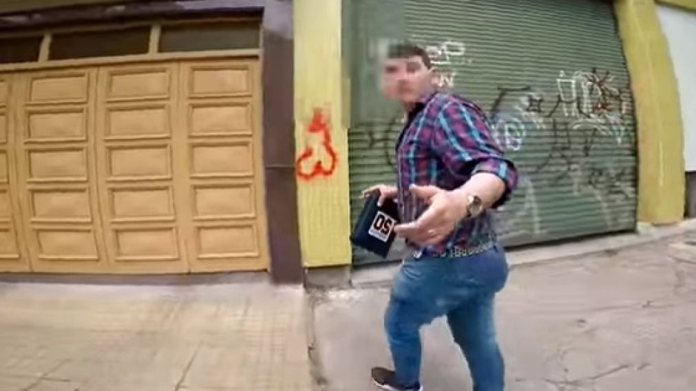 Uno de los escrachados.