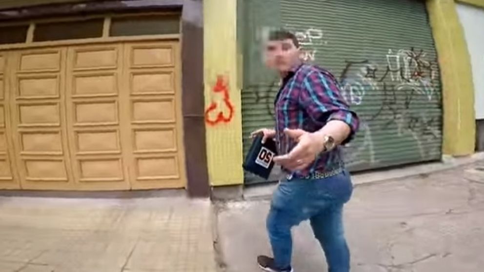 Uno de los escrachados.