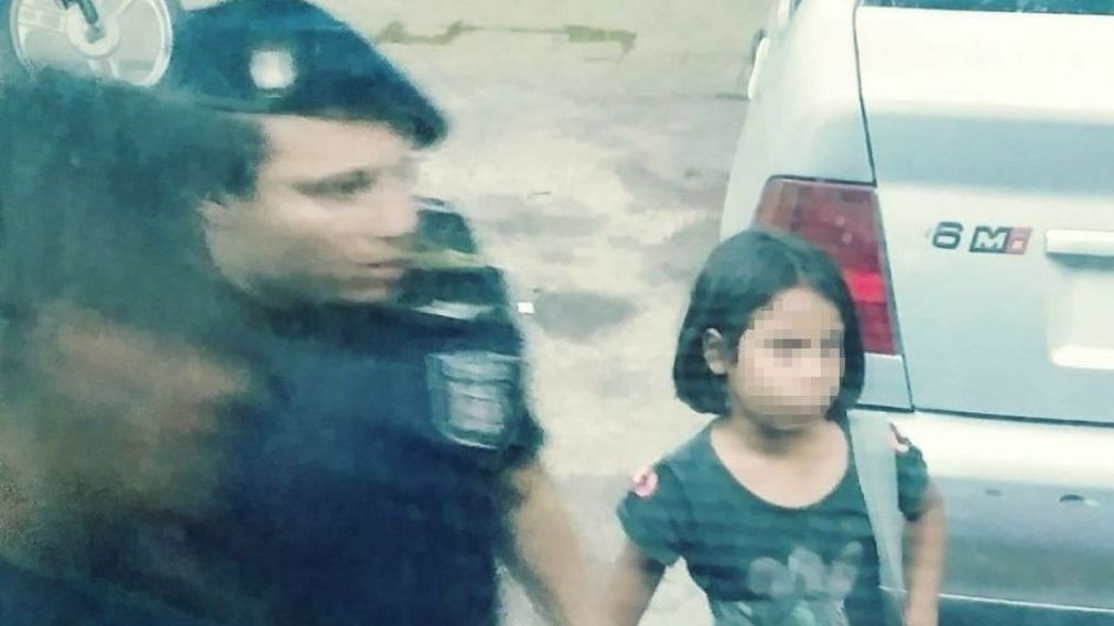 Un pasajero notó la presencia de la menor y alertó a la policía.