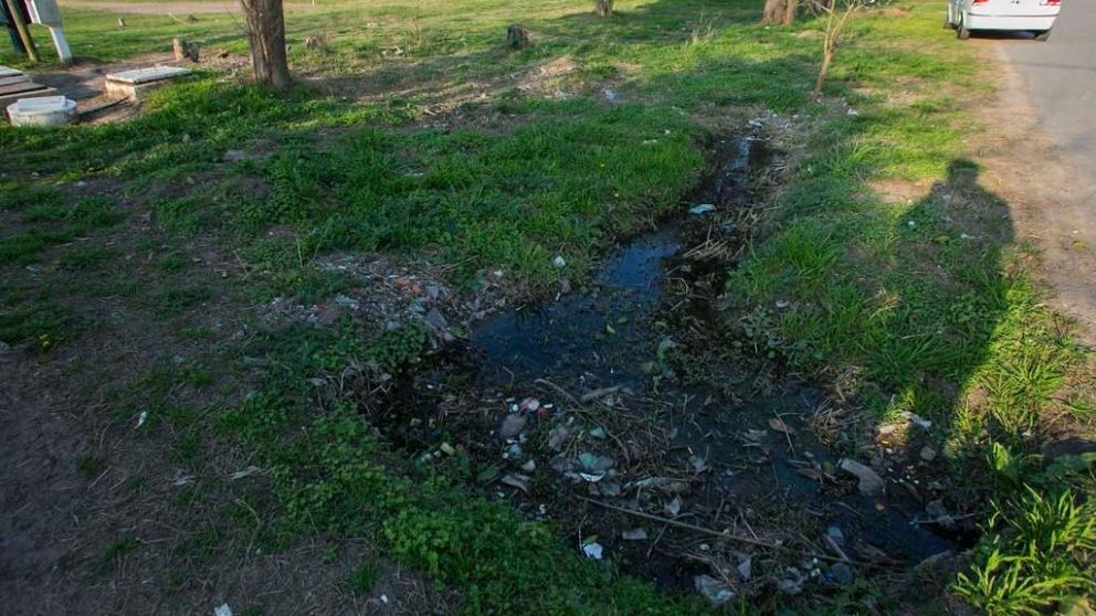 En este zanjón fue abandonada la víctima tras la violación.