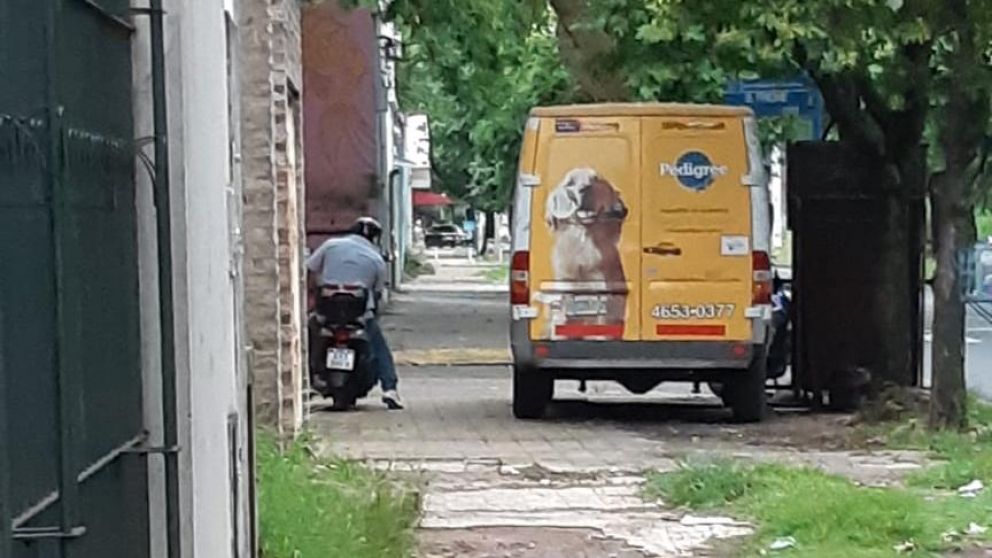 Escrachan a degenerado que se masturbaba frente a plaza llena de nenas
