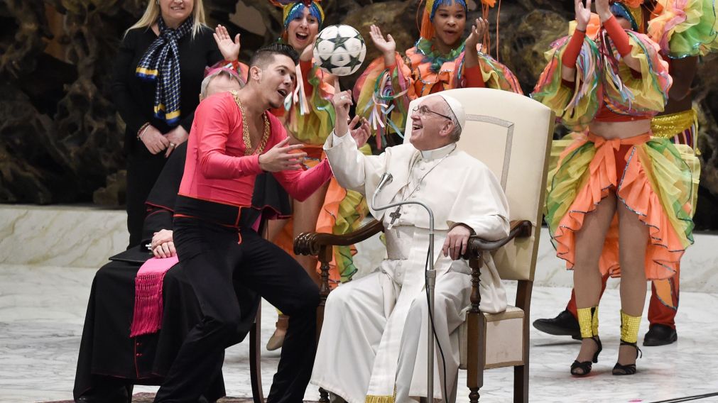 Hasta el Papa hizo malabarismos con la pelota, junto a los profesionales cubanos.