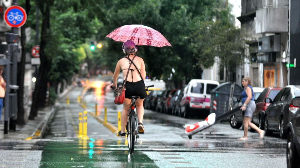 La tormenta se desplegó sobre la Capital y frenó el calor intenso.