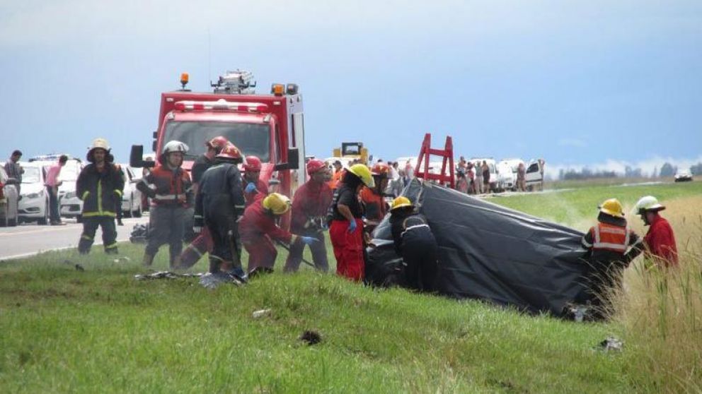 El vehículo de menor porte quedó carbonizado.