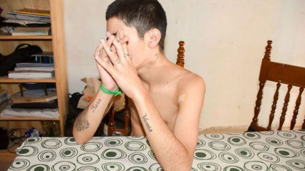 Le metieron pintura en la boca y le dieron una paliza por ser gay