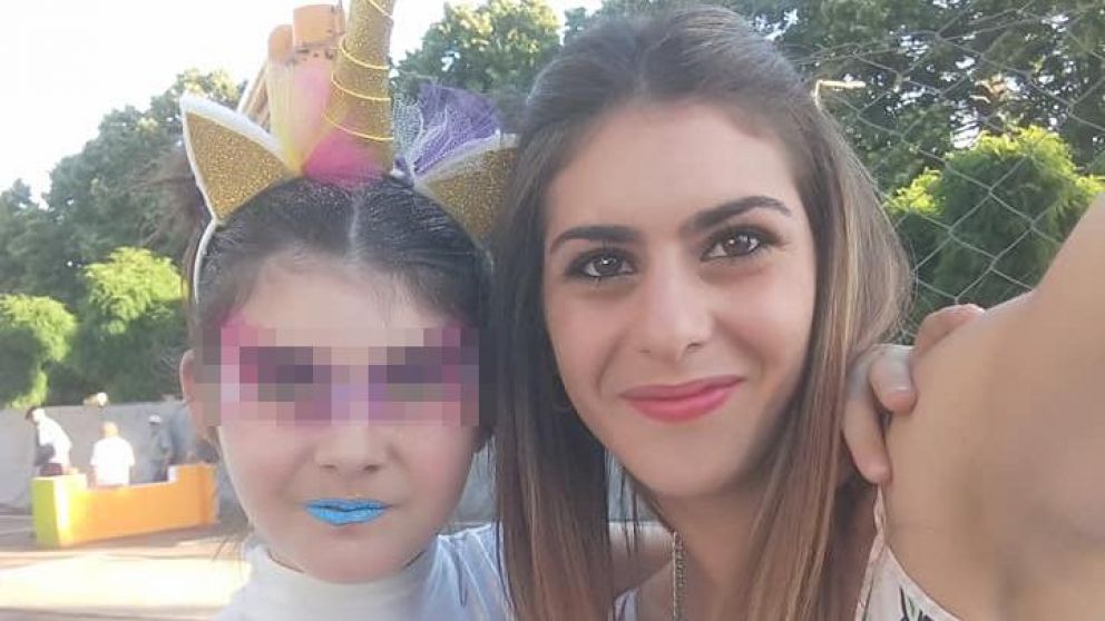 Julieta, junto a su hija, compartiendo un agradable momento.