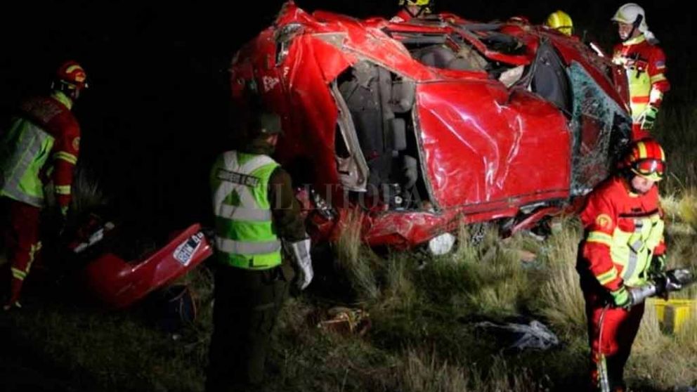 Así quedó el auto en el que viajaban las víctimas.