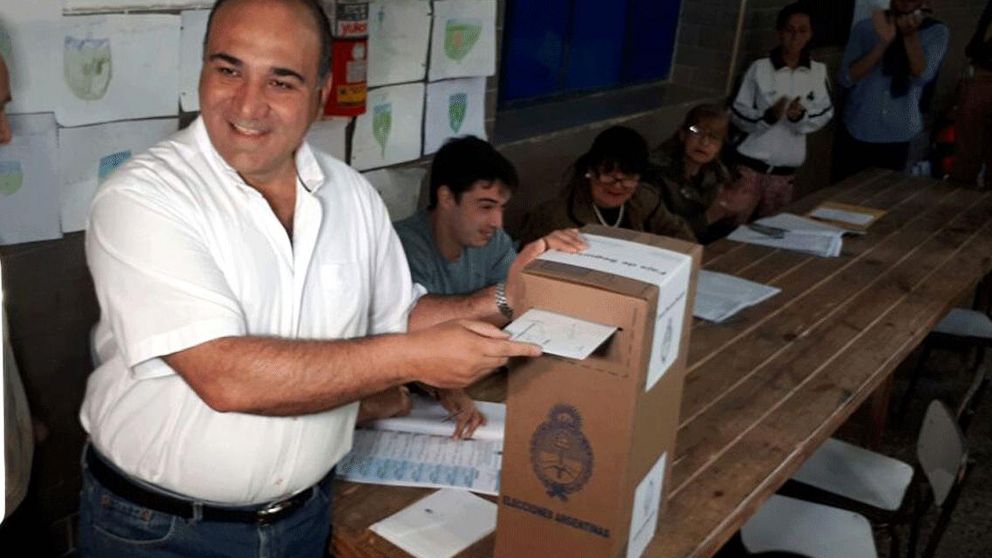 El gobernador Juan Manzur, votando.