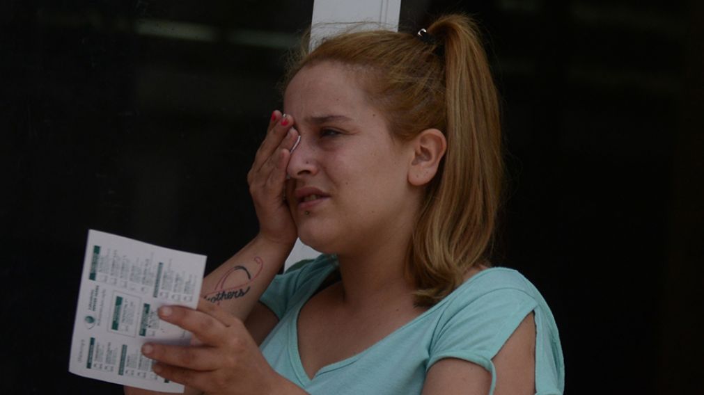 Una mujer ingresa a la guardia del Hospital Santa Lucía, con un ojo lastimado. (Hernan Nersesian/Diario Crónica)