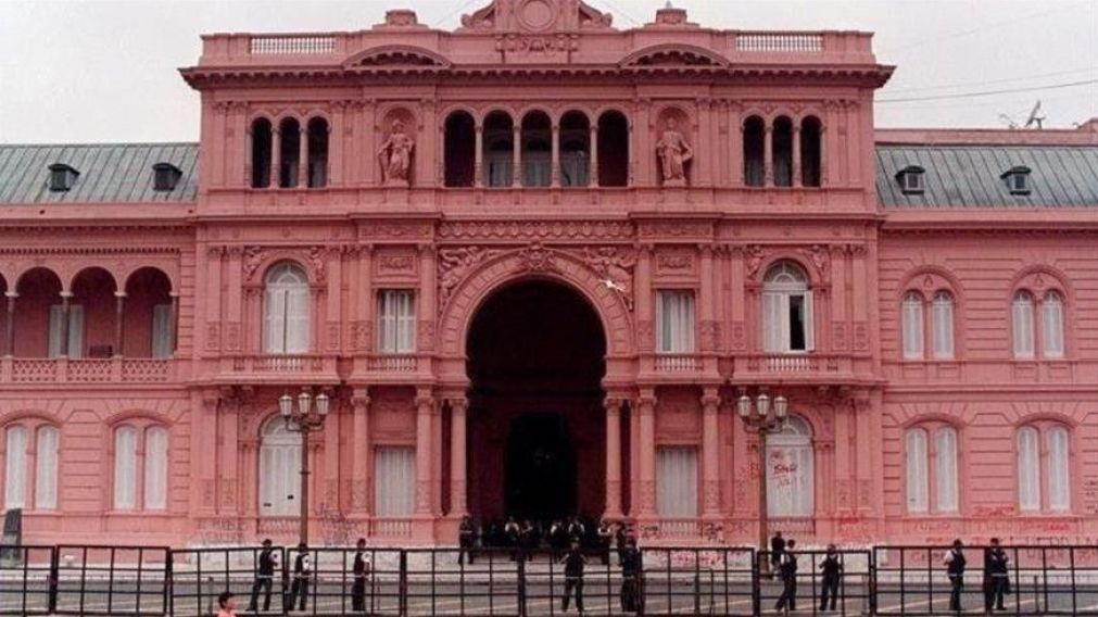 Muchas personas, posaban con la bandera puesta en el histórico edificio.
