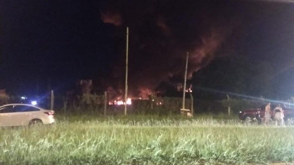 Un incendio de grandes proporciones frente al aeropuerto metropolitano de Santa Fe.