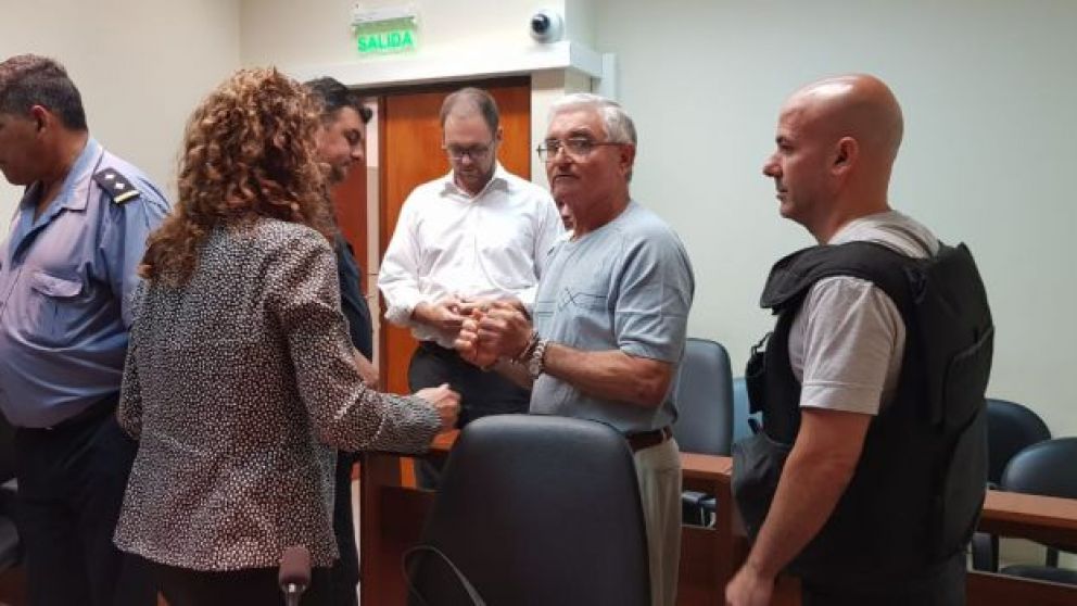 El empresario Trenaghi, con las esposas puestas, recobra parcialmente la libertad. 