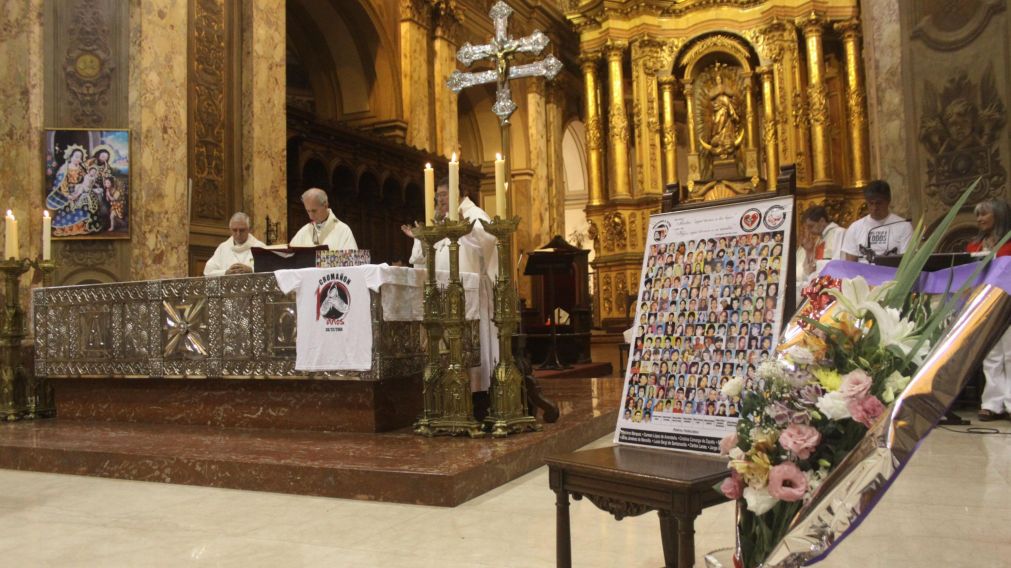 Se realizó una misa en la que se encendieron 194 velas en honor a los fallecidos (Pablo Villán-Diario Crónica).