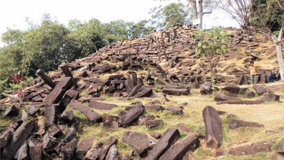 Imponente, Gudung Padang es una enorme pirámide, ubicada en una zona boscosa del archipiélago de Indonesia.