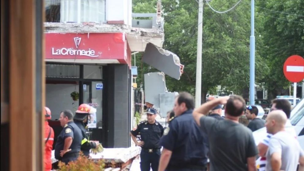 El balcón que colapsó arrastró a otros dos y los escombros cayeron sobre las víctimas fatales (gentileza La Capital).