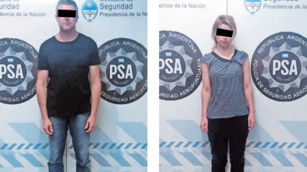 Así posaba la pareja para la cámara policial.