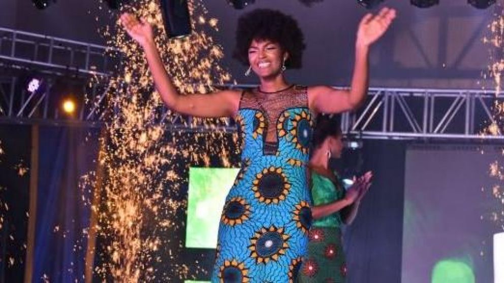 El fuego fue rápidamente controlado pero lo modelo se llevó flor de susto.