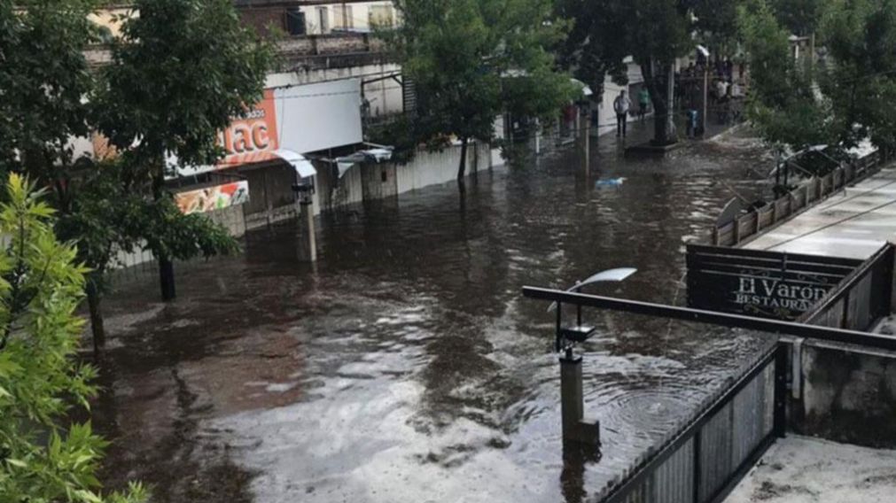 El agua dejó varios comercios abajo del agua.