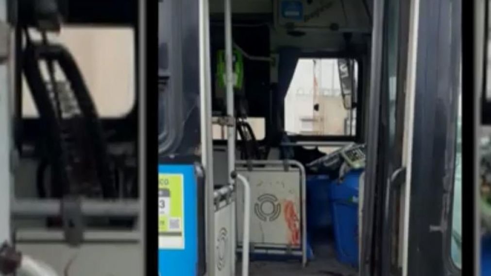 Así quedó el colectivo tras el enfrentamiento entre agentes de la Policía de la Ciudad y ladrones.