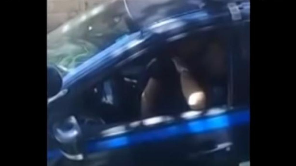 Filman a policías teniendo sexo en patrullero y acaban echados