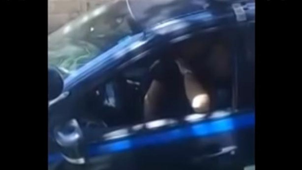 Filman a policías teniendo sexo en patrullero y acaban echados