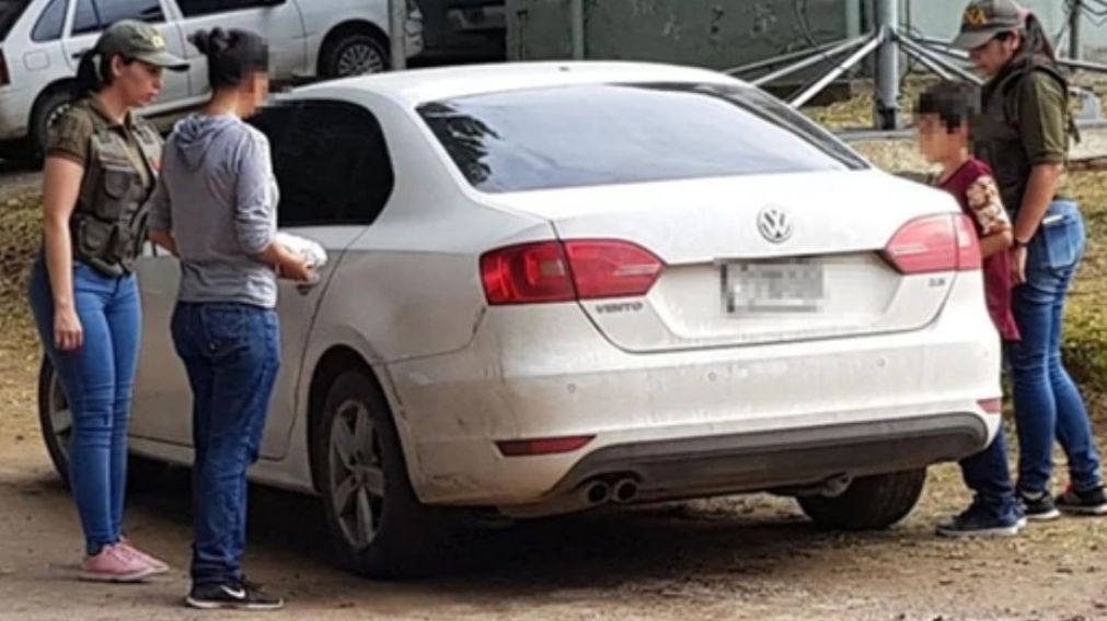 La mujer argentina y su hijo de 9 años, cuando fueron rescatados.