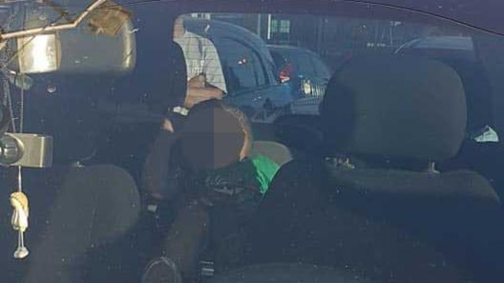 El bebé quedó en su sillita, en la parte trasera del auto (Facebook).