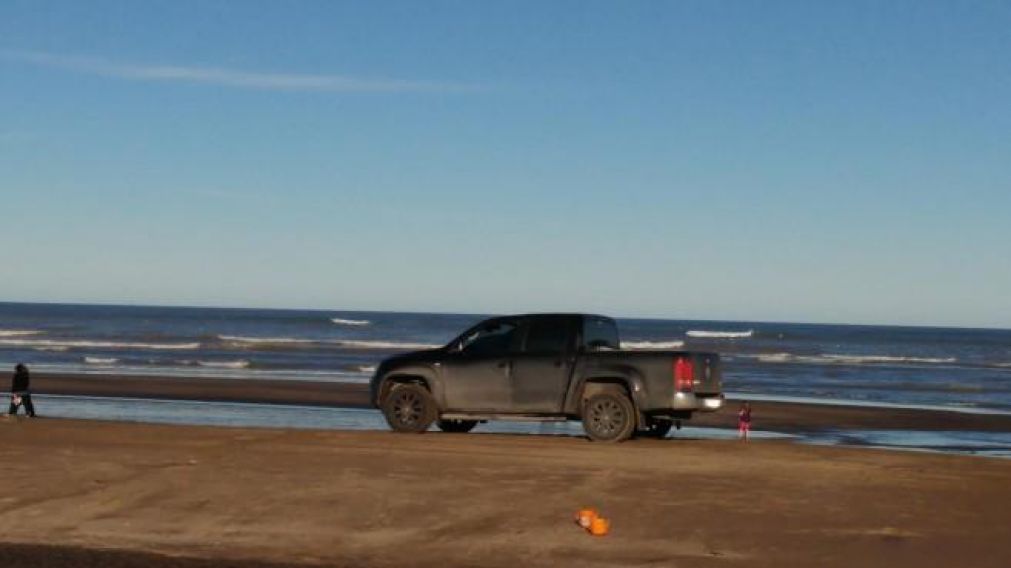 Así paseaba la camioneta por la playa.
