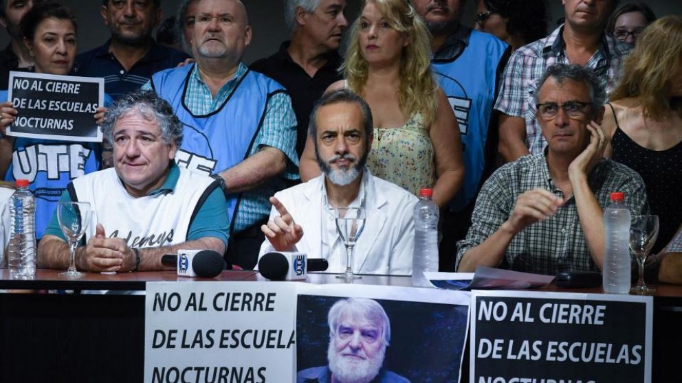 El secretario Nacional de UTE, Eduardo López reclamó en favor de las escuelas nocturnas. (Télam)