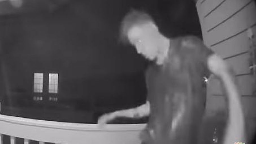 Video escalofriante: "zombi" intentó entrar a la casa de una mujer ¿para comérsela?