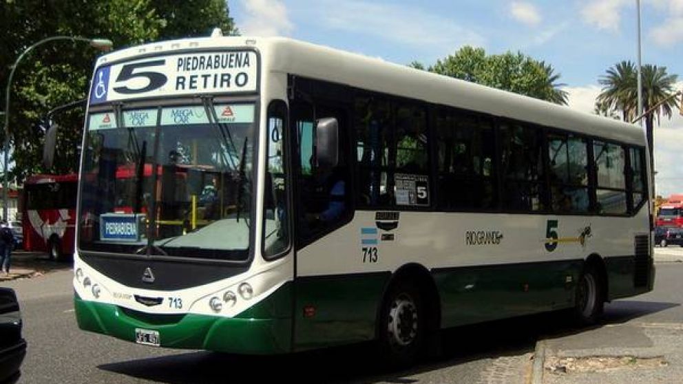 Un interno de la línea 5 fue atacado por un automovilista.