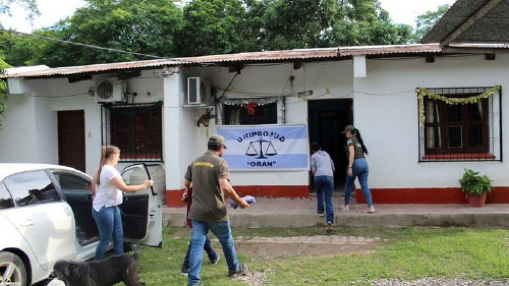 La mujer y su hijo llegaron al país acompañados por gendarmería.