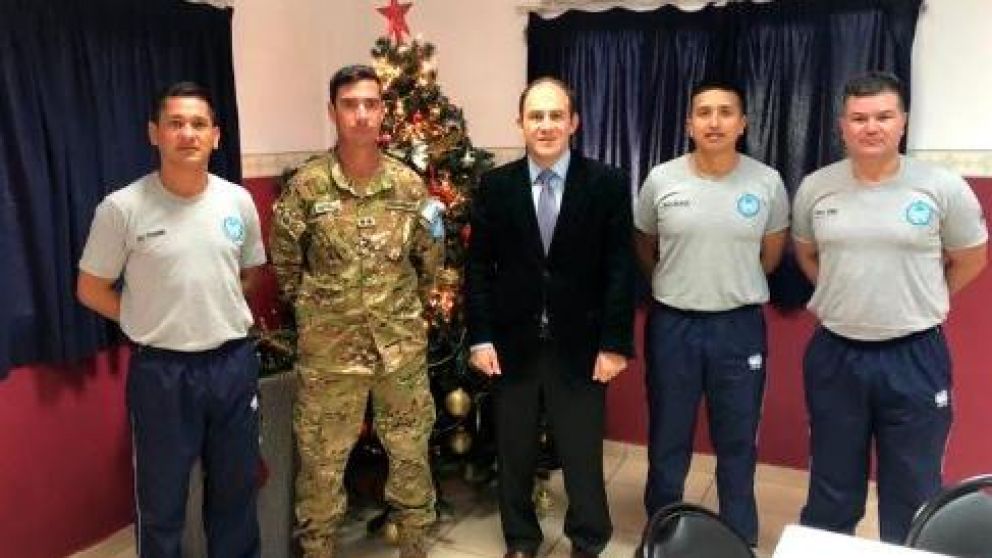 El embajador con miembros de la Fuerza.