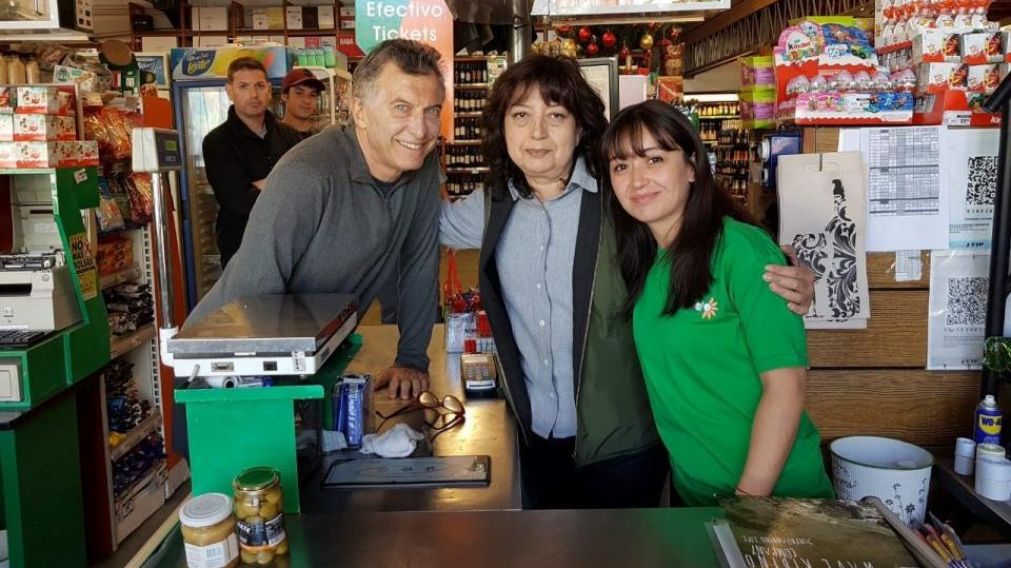 El mandatario, junto a la cajera y responsable del mercado (Diario 7 Lagos).