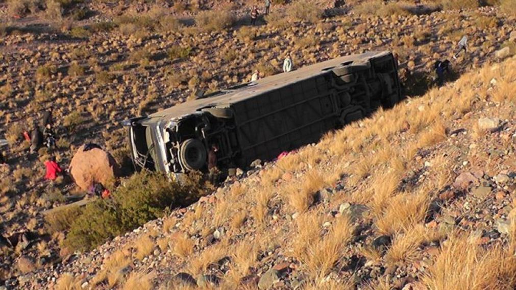 Así quedó el micro accidentado (gentileza Miguel Pelaytay).