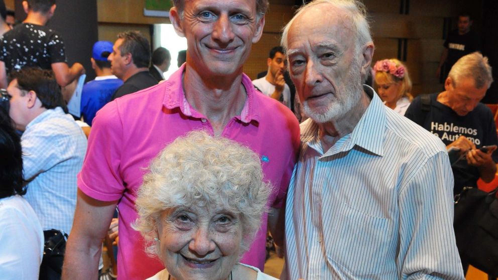 Ezequiel, papá de Justina, junto a Víctor y Rita de "UPA, Unidos para Ayudar". (Crónica/Carlos Ventura)