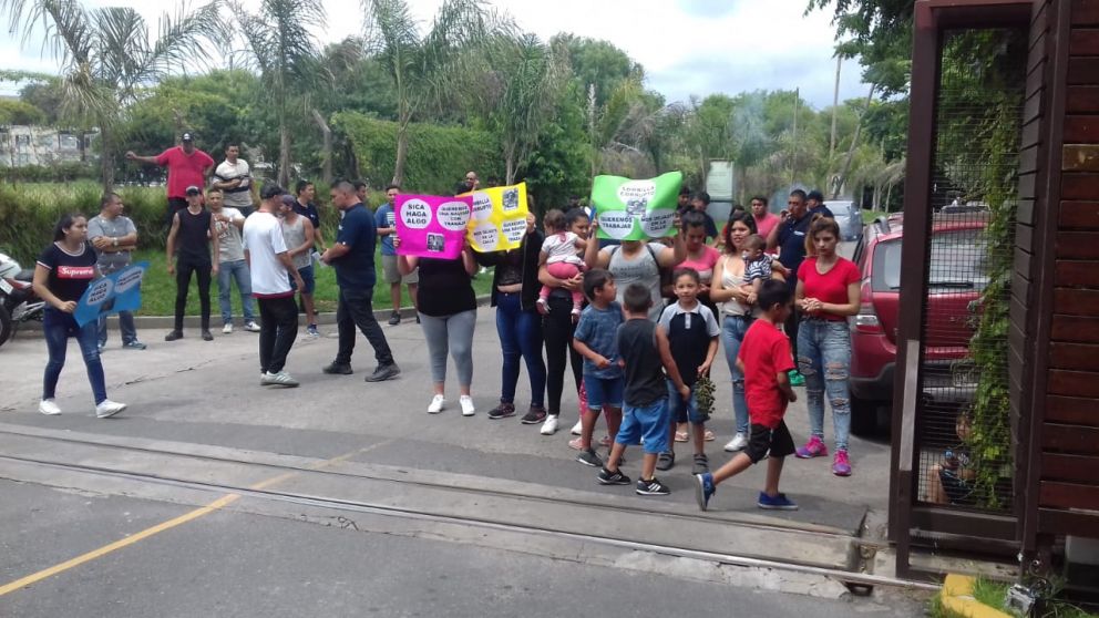 Uno de los "escraches" contra el delegado normalizador.