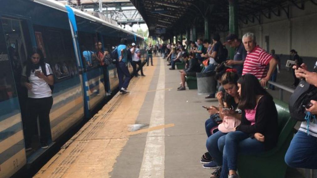 Los pasajeros esperaban información tras que la formación se detuvo en una de las estaciones (Twitter).