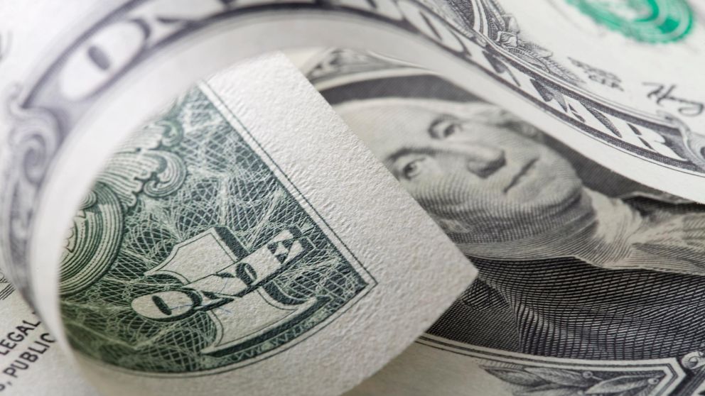 El dólar mayorista finalizó en $38,05, con una baja de 32 centavos.