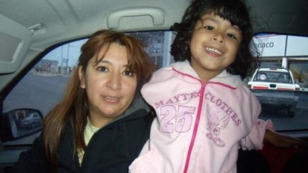 Sofía Herrera junto a su madre, en tiempos felices.