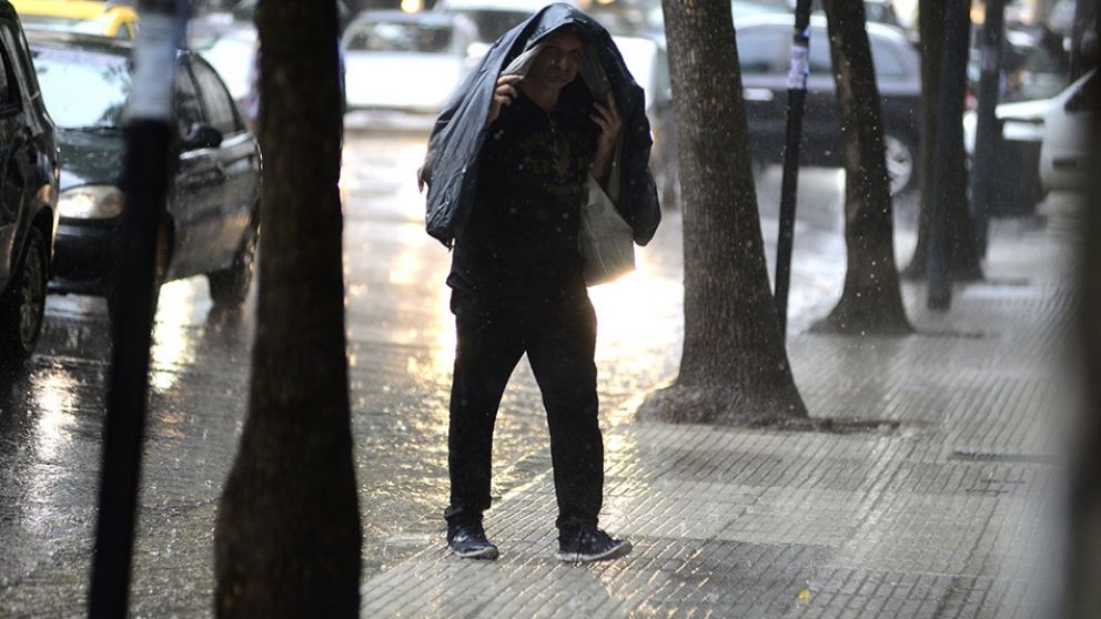 Vecinos porteños fueron sorprendidos por las fuertes tormentas. (Jonatan Moreno/Diario Crónica)