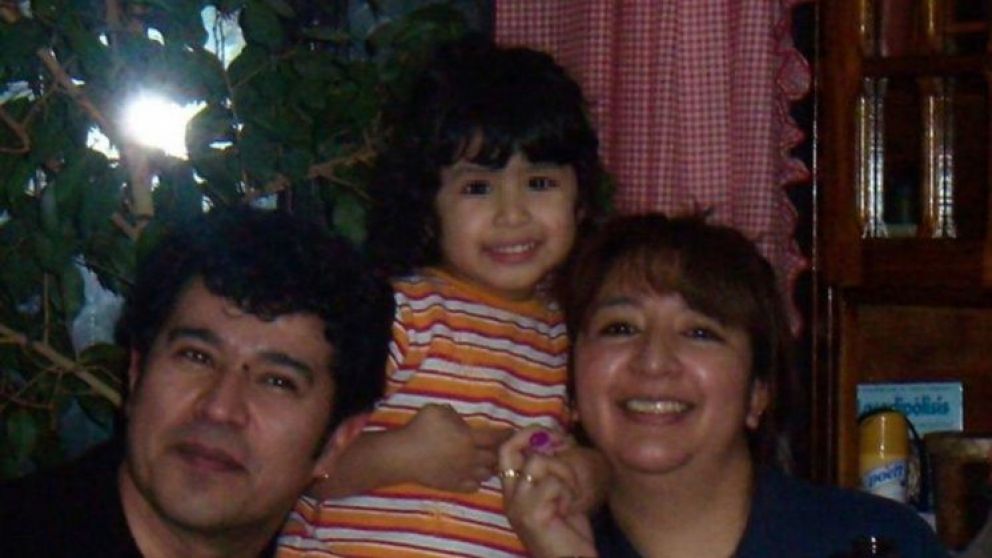 Una de las últimas fotos familiares de Sofía con sus papás.