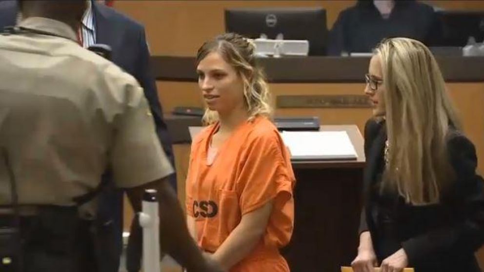 La mujer al momento del juicio donde fue acusada.