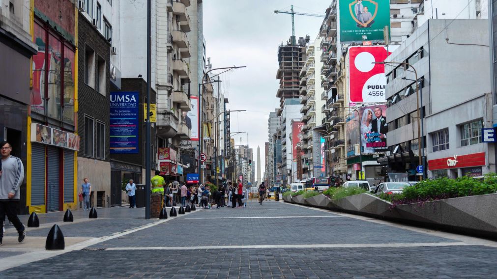 La emblemática Avenida pasará a ser peatonal por la noche.
